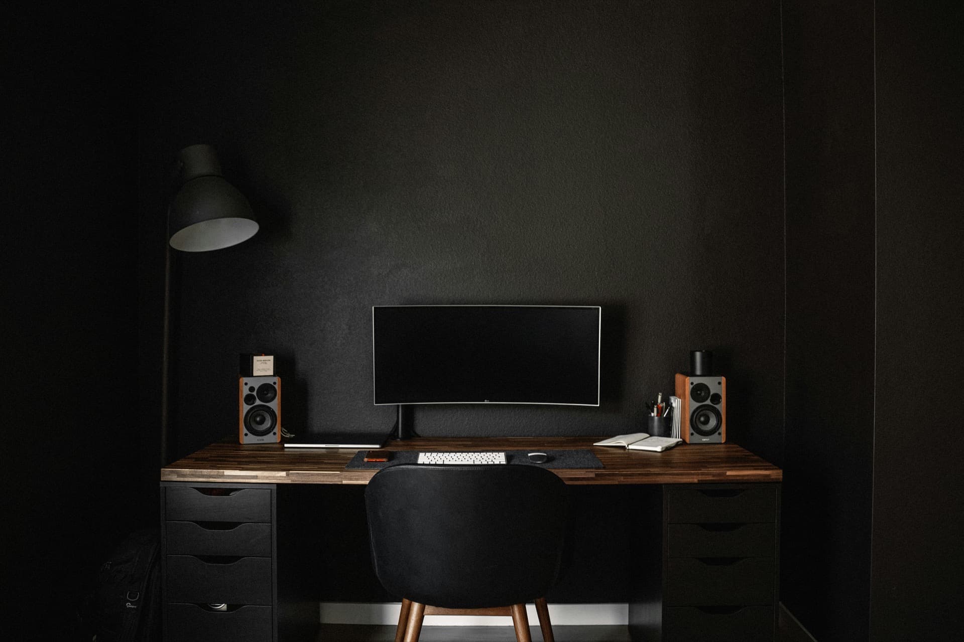 Bureau minimaliste dans une ambiance sombre et chaleureuse